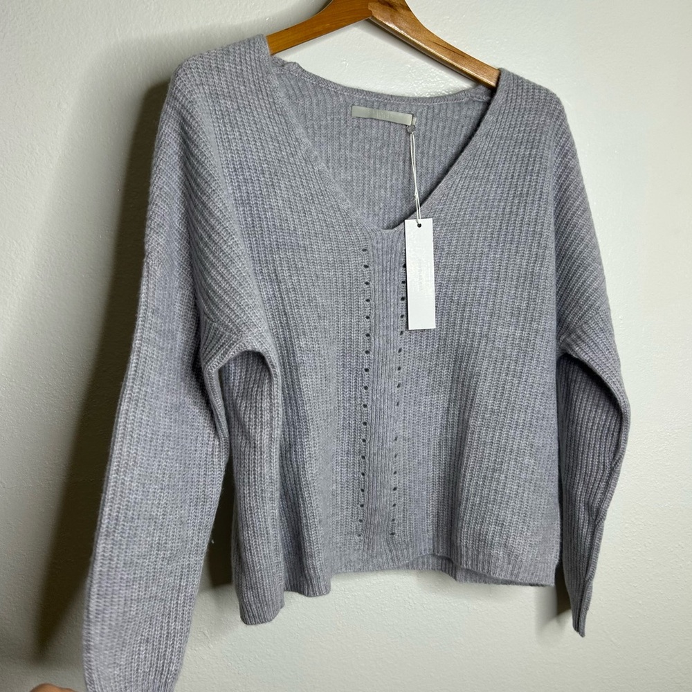 NWT 100% Cashmere Textured Ribbed V - Neck Pullover Gray Sweater Size XS - Picture 3 of 16